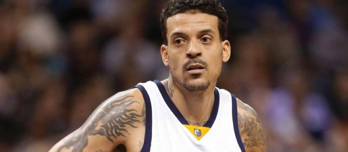 Ματ Μπαρνς: Φόρος τιμής σε Κόμπι-Τζιάνα με ένα εντυπωσιακό τατουάζ στο πόδι (βίντεο)